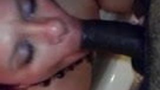 Сексуальная камшот на лицо латинскому кроссдрессеру в любительском видео