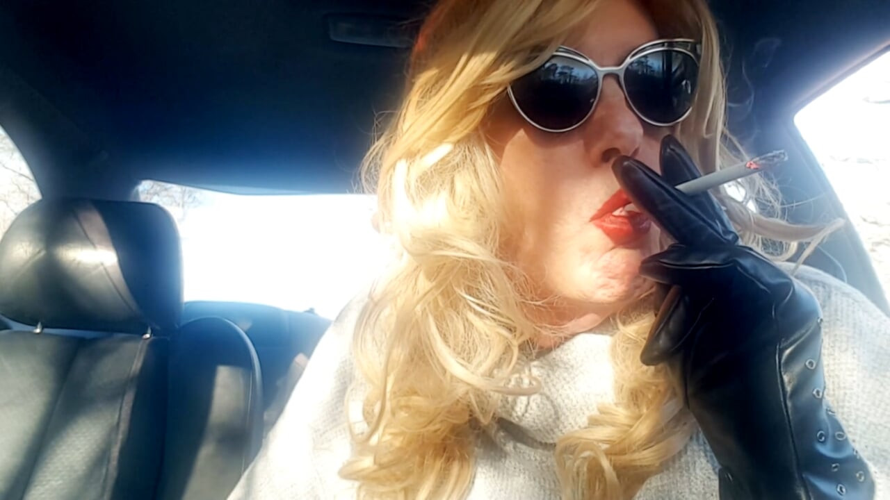 MATURE CD BLONDE SMOKING VS 120s AND APPLYING RED LIPSTICK
