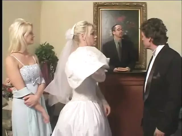 Loira peituda noiva chupa e fode dois paus duros na cama