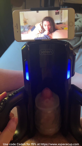 「Auto Stroker Drains Premature Porn Addict」の感動的な瞬間