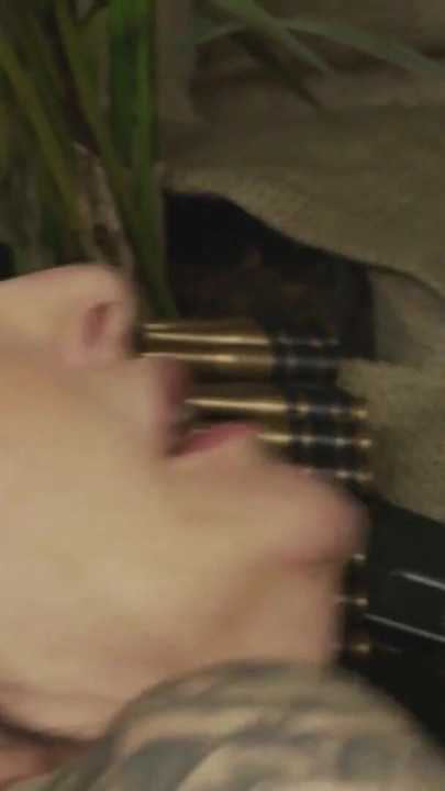 การออกกําลังกายทางทหารจะเปลี่ยนไปเมื่อรุ่นแม่น่าเย็ดผมสีน้ําตาลแดงที่มีนมใหญ่อยากได้เย็ดหมู่สามคนด้วยการเย็ดสองควยรูเดียว | คลิป 3