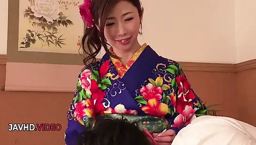 Ayumi Shinoda делает удивительный минет кимоно перед хардкорным сексом