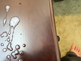 Eine Ladung Sperma auf den Tisch geblasen
