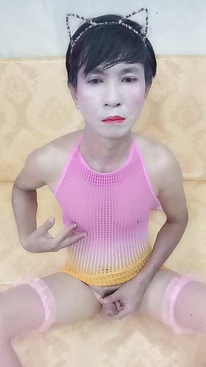 Transgender Oanh Le memakai pakaian seksi masturbasi dan ejakulasi di sekujur tubuhnya
