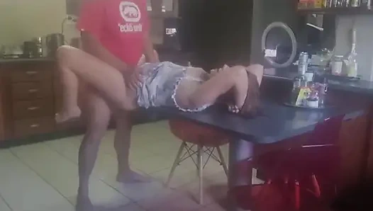 Kakak iparku bikin aku meringis keenakan di meja dapur