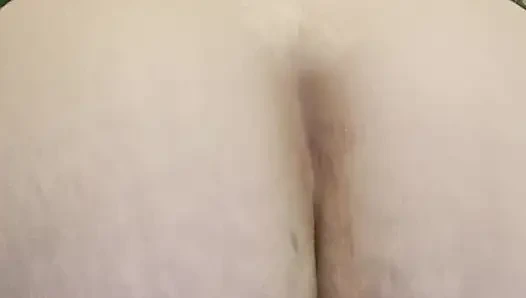 Толстушка скачет на большом толстом дилдо в нижнем белье с вырезом