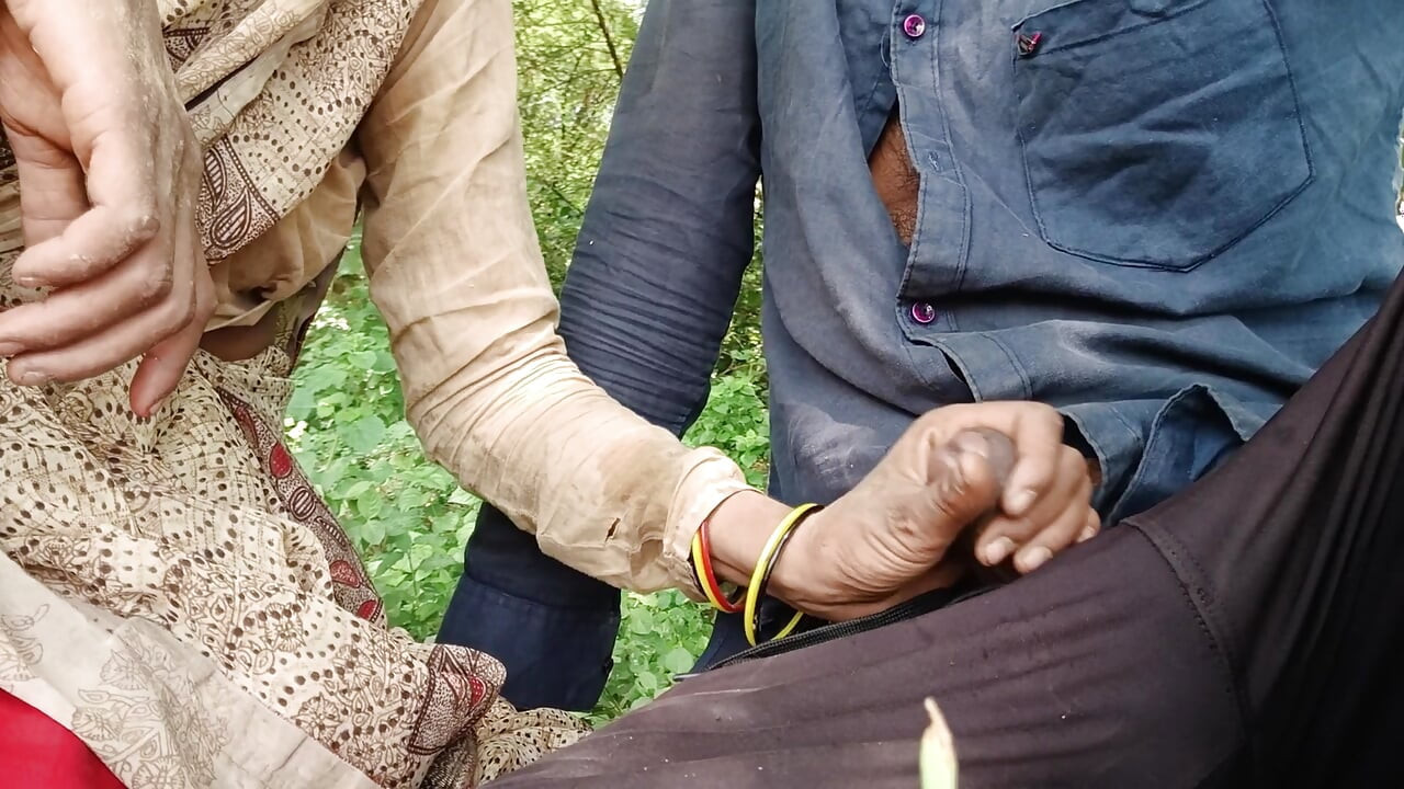 Out door bhabhi&#039;s boobs come out
