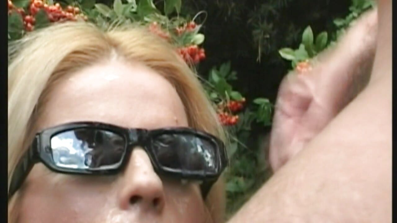 Blonde loszka zalana w niechlujnej grupie spust ładuje się na zewnątrz