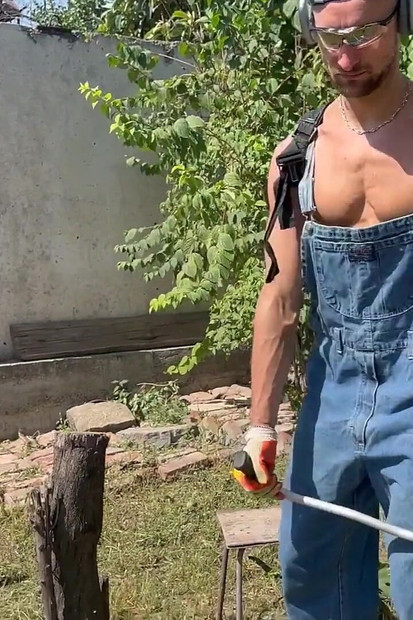 庭師は私を興奮させ、庭のブランコで彼に身を委ねました