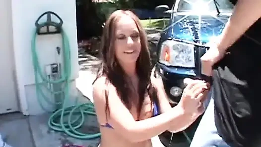 Erkekler güzel memeli ve tıraşlı amcıklı esmerle ateşli üçlü seks yapıyor