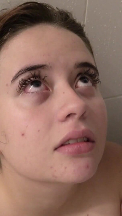 Deze nerdy 18-jarige latina liet haar onschuldige daad vallen en dronk pis totdat het in haar grote tieten druipde | Clip 1