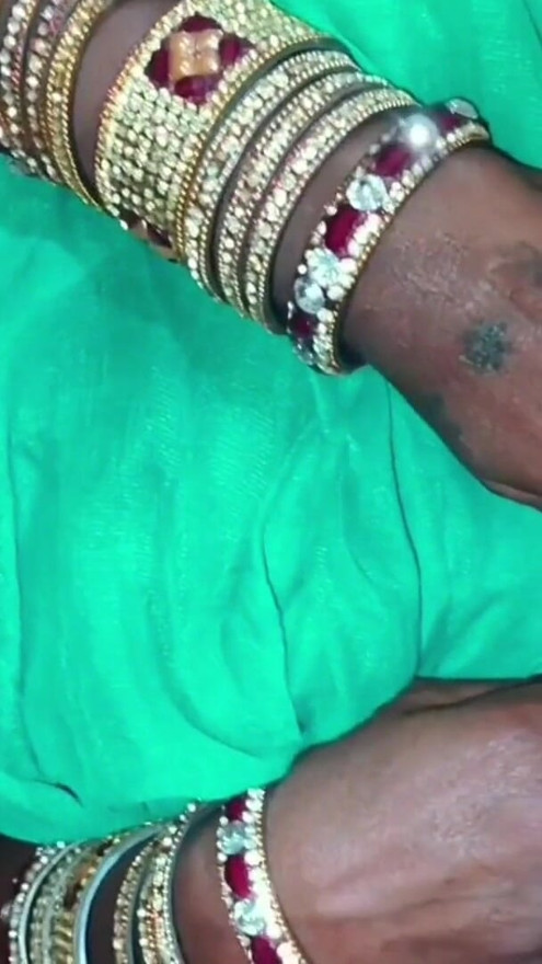 Beautiful indian desi village housewife ki new romantic chudai viral video.hot bhabhi ki rasili chut me chudai xhmaster xxx sexy video hindi | Clip 1