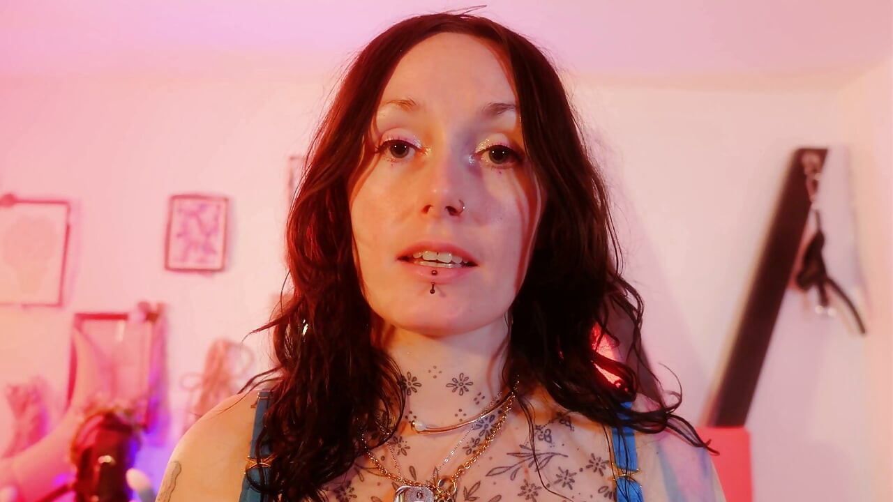 Kyskhet cuckold träning POV: låst sub tittar på Goddex orgasm, lär sig att suga kuk och ta strap on, uppmuntrad bi