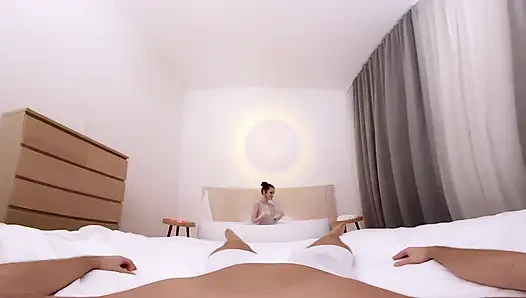 Sie ist durchnässt! Badezeitspaß für französisches schätzchen im hotelzimmer