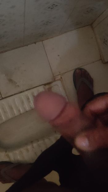 Nouvelle vidéo de travail de main dans les toilettes