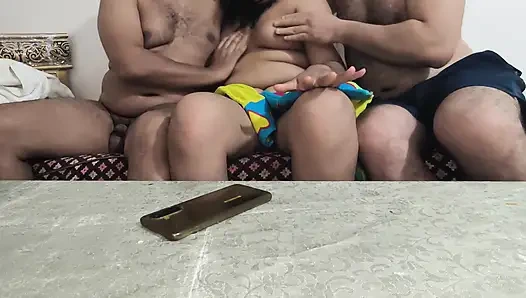 Arabische ehefrau teilt arabischen cuckold-ehemann im dreier