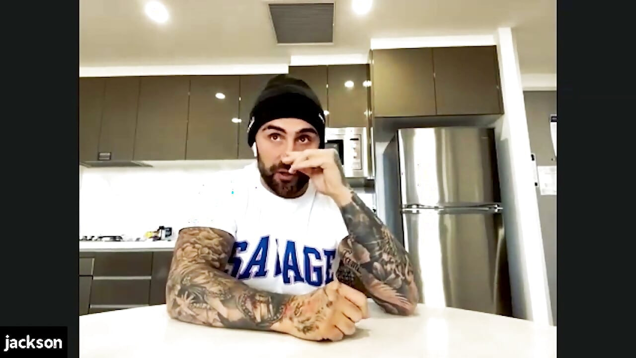 Jackson O'Doherty脱光衣服并揭露卧室的秘密