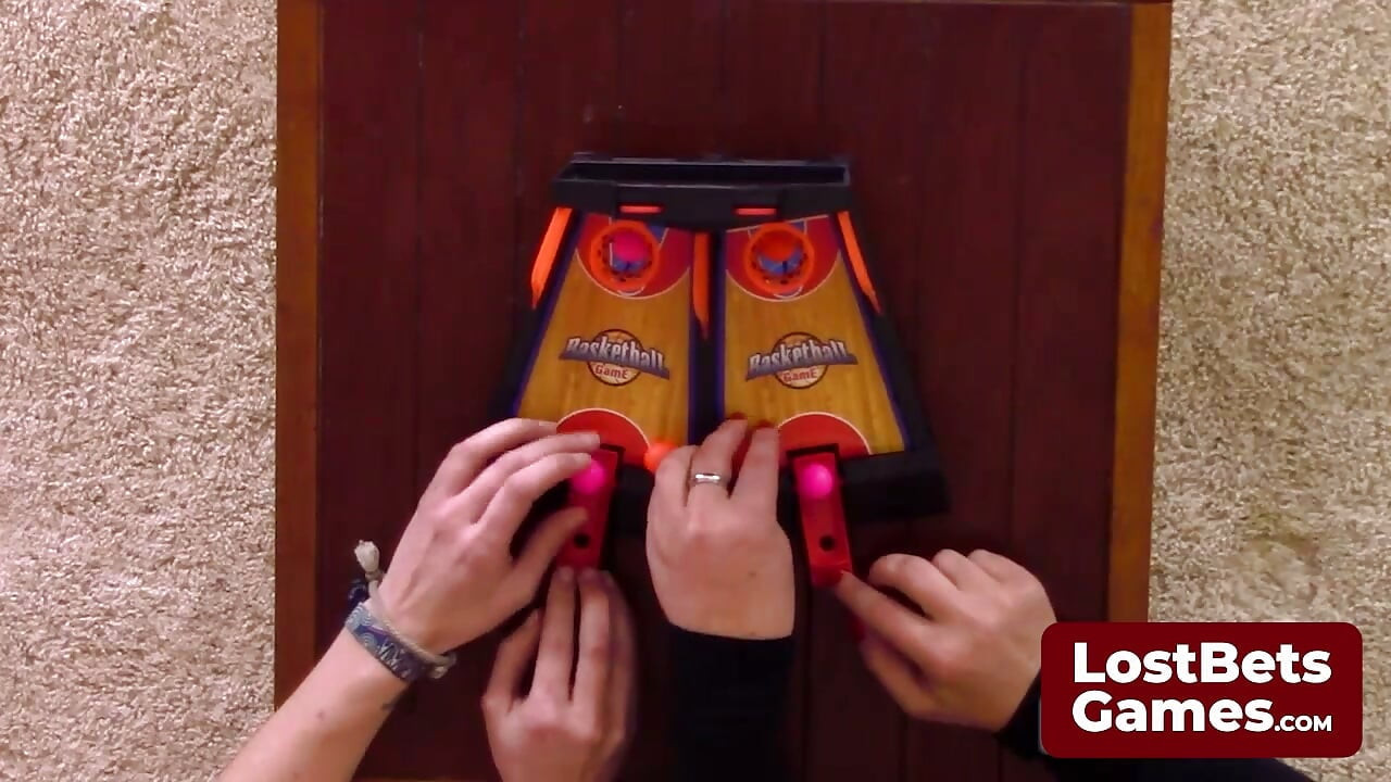 Tobi and Stefanie face off in Basketball Flippies