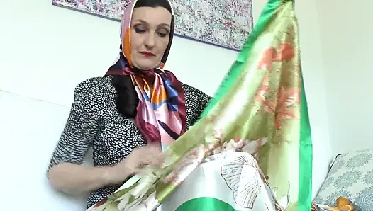 Мои блестящие атласные шарфы возбудят тебя! Леди Виктория Валенте