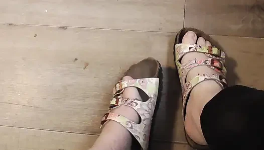 Sandal bekerja dengan kaki saya