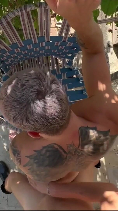 セクシーな庭師がブランコに乗った巨大なペニスでトゥインクとセックスし、何度もイッた |クリップ2