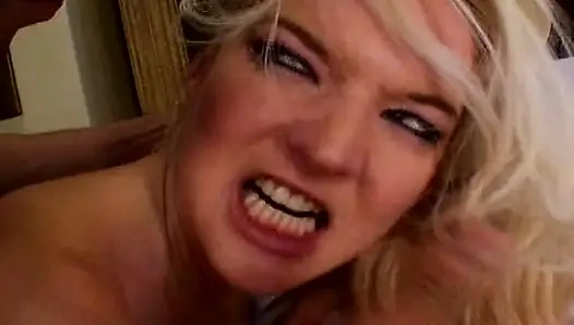 Симпатичную крошку анально пробурили в интенсивном трахе в тройничке