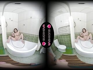 Nacktes geiles mädchen Alexa Mills lutscht schwanz und fickt im badezimmer in VR.
