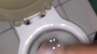 Un homme solo dans une grosse bite noire de la salle de bain