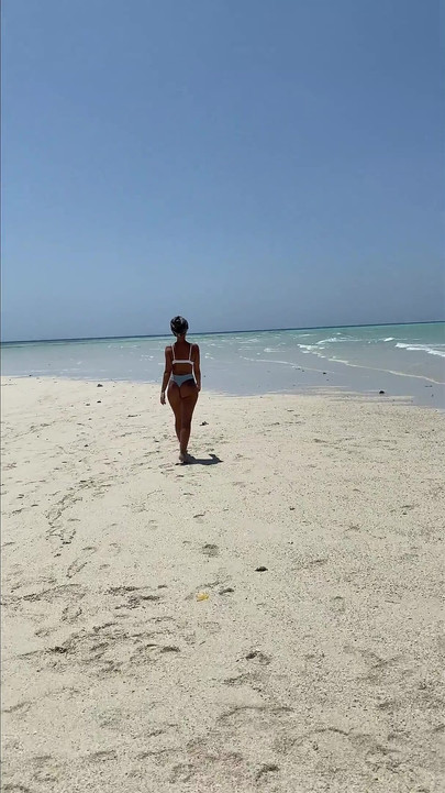Mala golotinja na plaži Indijskog oceana.