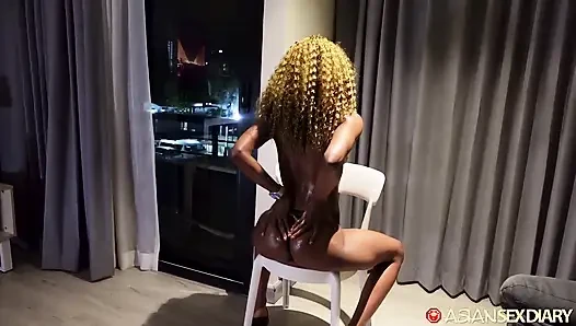 Cewek kulit hitam campuran rambut keriting mencoba kontol pria kulit putih