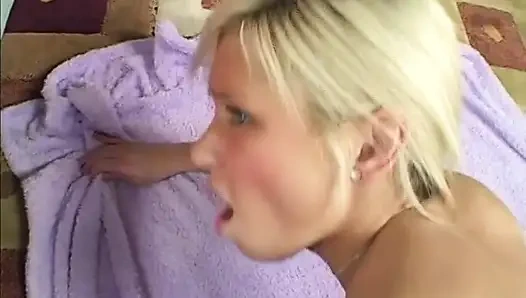 Заманчивая юная блондинка скачет на хуе как сумасшедшая