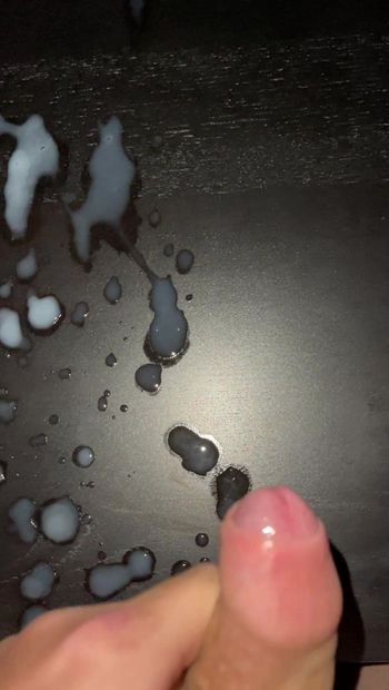 Ogromny spray spermy na stole