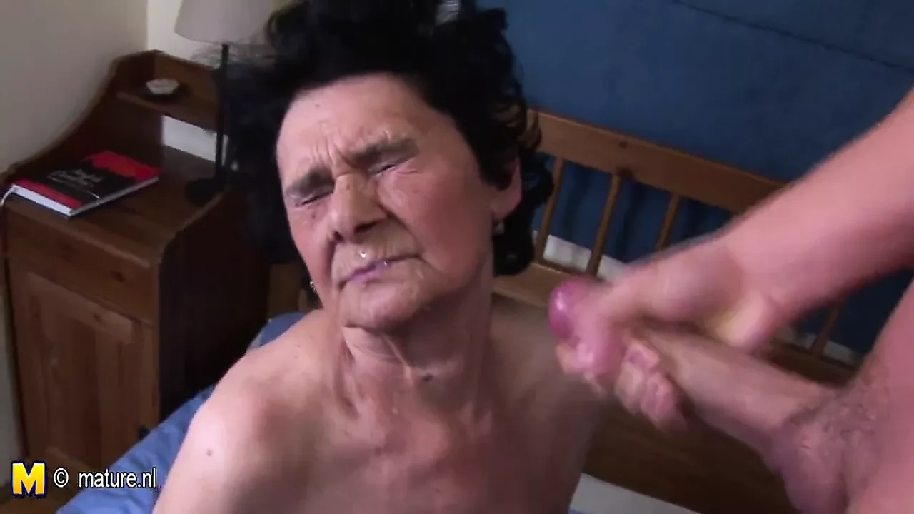 Amateur granny loves the taste of young cum