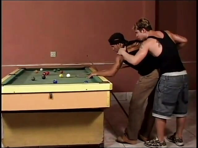 Três amigos gays sensuais com tatuagens e músculos