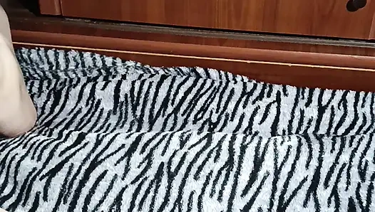 Külotunu Çıkarmadan Aynanın Önünde Ev Yapımı Mastürbasyon