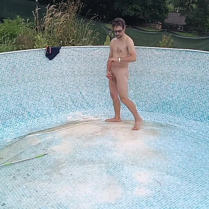 Telanjang di taman: mengejar kotor di kolam renang