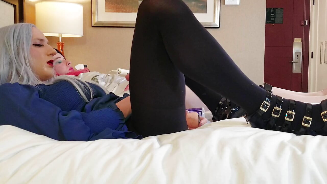 Много красив кросдресър чука и смуче червенокоса момиче на живо - Сборник 9