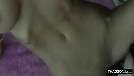 Blondes schätzchen fingert brünette, um orgasmus im freien zu squirten
