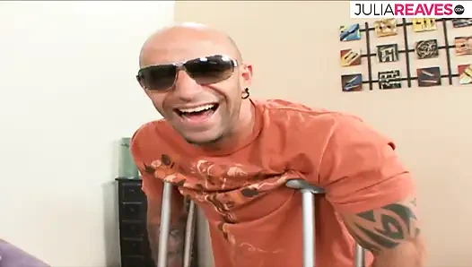 Sarışın orta yaşlı seksi kadın büyük bir yarağı emiyor ve sonra kanepede sikiyor ve boşalıyor