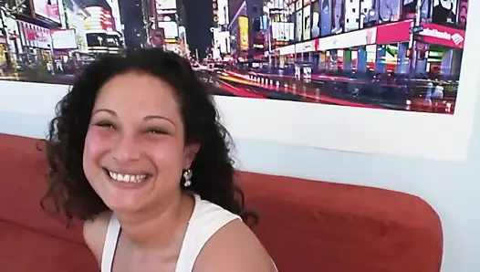 Sexy brünette mit schöner eng rasierter muschi genießt es, auf meinen harten schwanz zu springen, während ich sinnlich komme