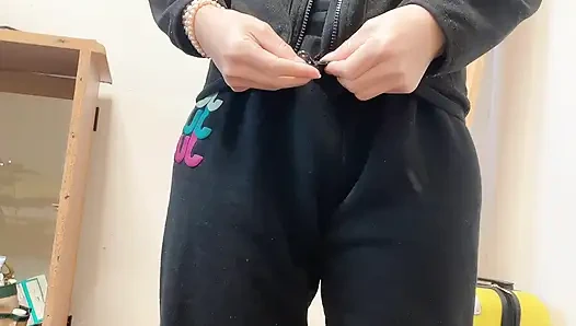 Писающая сексуальная миниатюрная азиатка в мокрой грязной киске