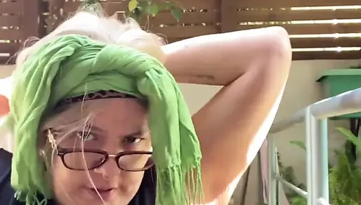 Ritual merokok pagi-pagi - tante semok brasil lagi asik ngentot di luar ruangan