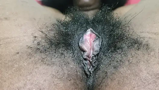 Соло волосатая милфа показывает свою киску с зрелой уверенностью, натуральным соблазном и интимной любящей себя энергией