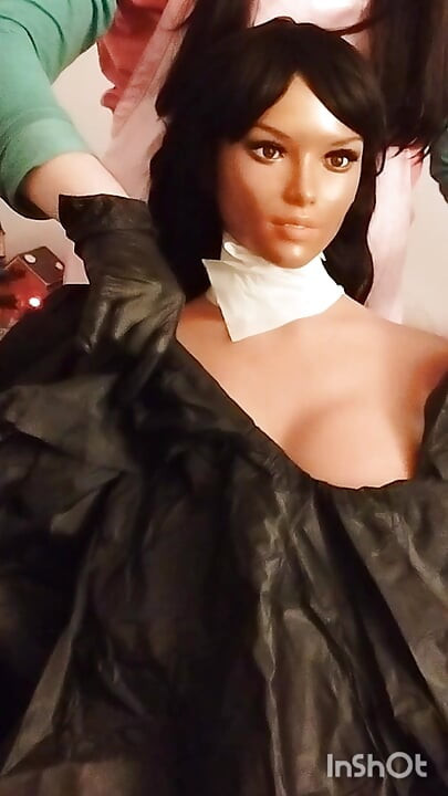 エボニーのセックスドール、ニッキーがバーベレットマントを着ている