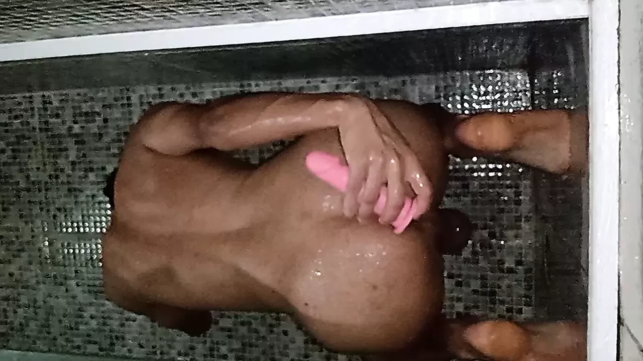 Passivo Aguas lindas usando dildo no banheiro
