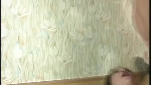 Atemberaubendes mädchen hat eine doppelpenetration in schwarz und weiß