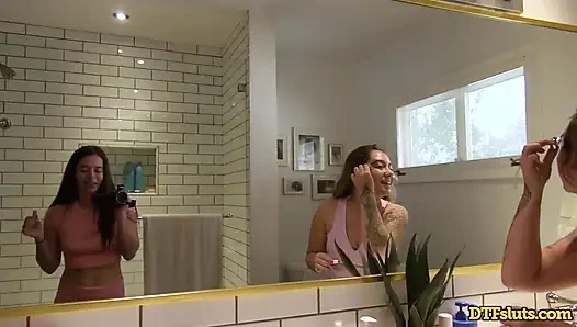 Çıplak kameralı kız Abbie Remy ve James arasında kaldı