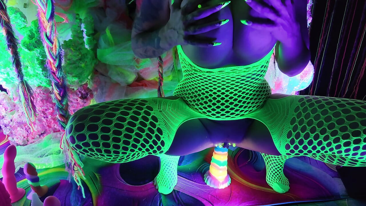 Neon solo fuck - gas mask heavy breathing as i fuck myself in neon lights all over