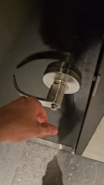 Saudável mijo branco no trabalho, ele se sentia tão bem tirando-o do meu short apertado e liberando minhas bolas enormes