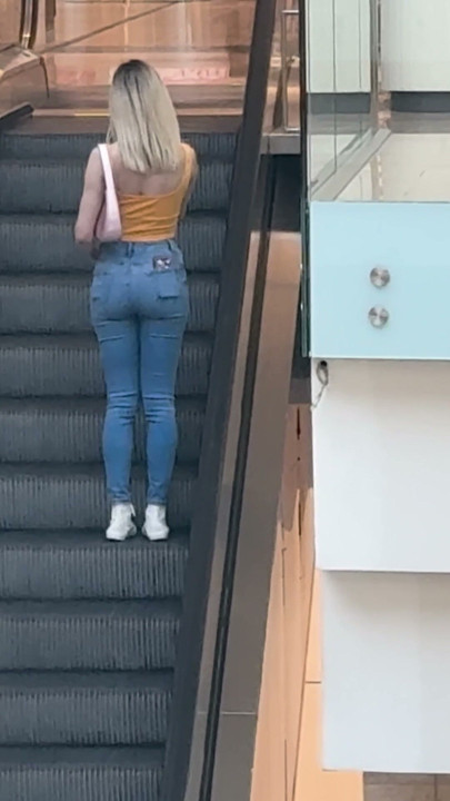 Alışveriş merkezinde kotu ıslatmak Çiş ve Ağza Çiş